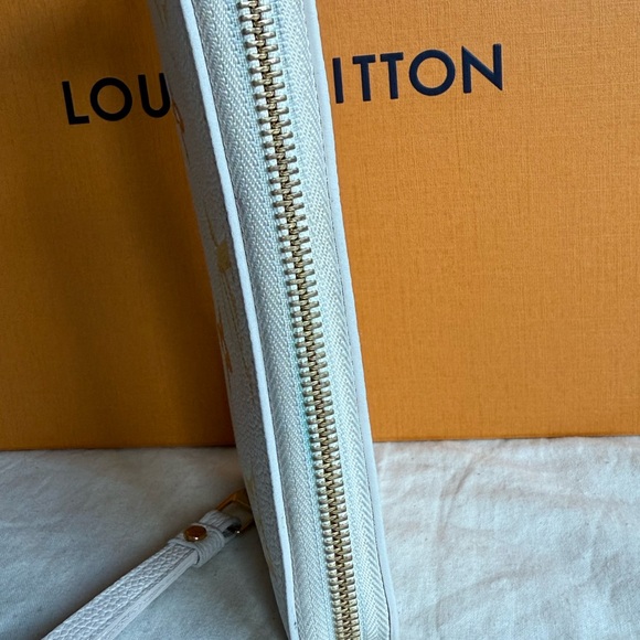 LOUIS VUITTON Empreinte Monogram Giant By The Pool Zippy Wallet Cream Saffron - Picture 6 of 16